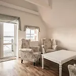 8 Person In Hals-by Traum هالس