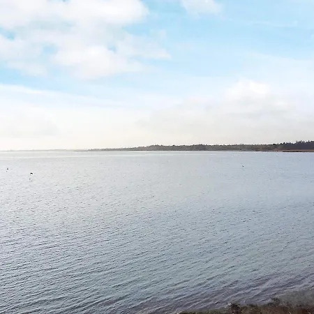 8 Person In Hals-by Traum *