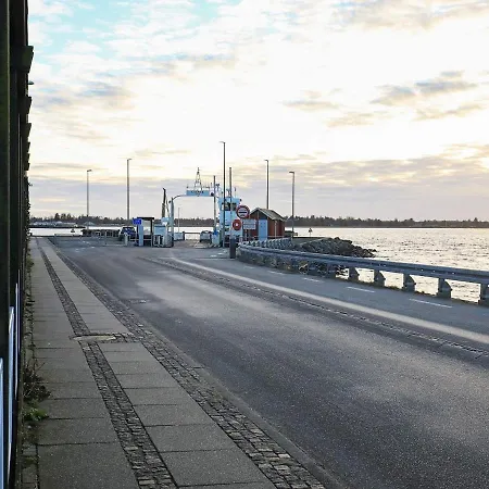 8 Person In Hals-by Traum