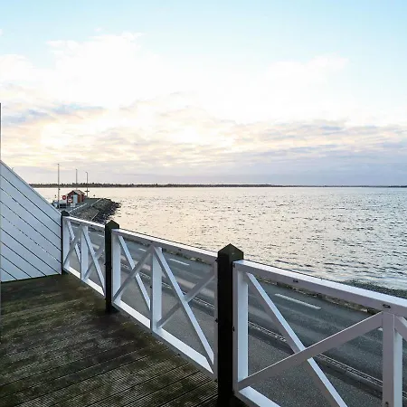 8 Person In Hals-by Traum Hals