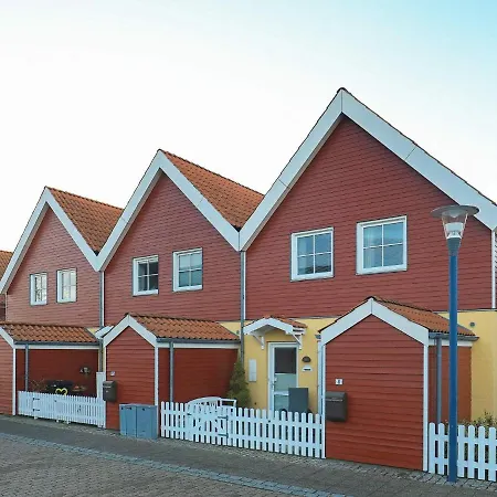8 Person In Hals-by Traum Hals