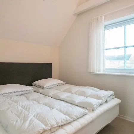 8 Person In Hals-by Traum Hals