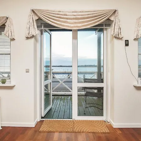 8 Person In Hals-by Traum *