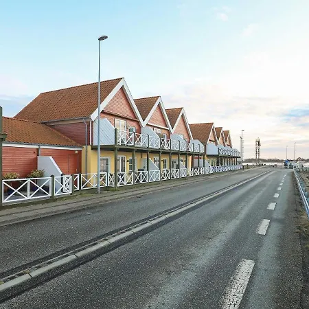 8 Person In Hals-by Traum * Hals