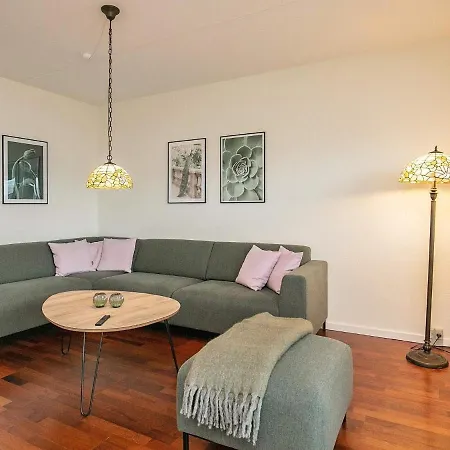 8 Person In Hals-by Traum *