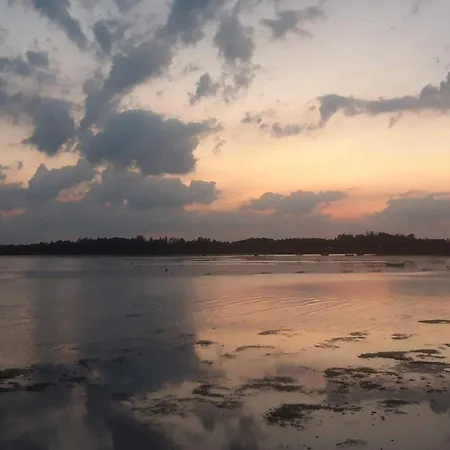 8 Person In Hals-by Traum *