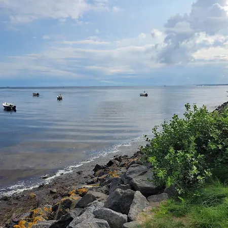 8 Person In Hals-by Traum Hals