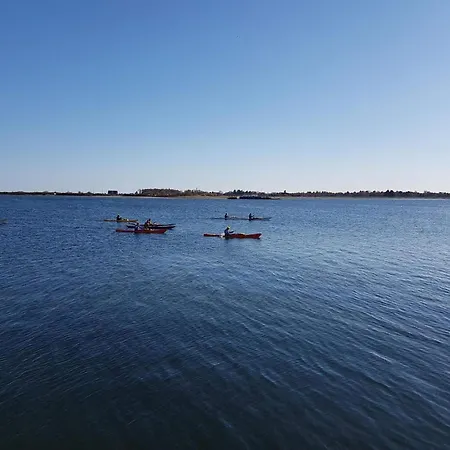 8 Person In Hals-by Traum * Hals