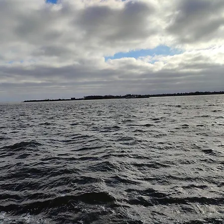 8 Person In Hals-by Traum *