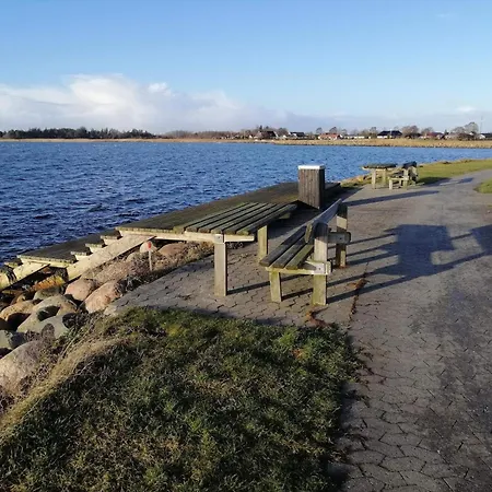 8 Person In Hals-by Traum * Hals