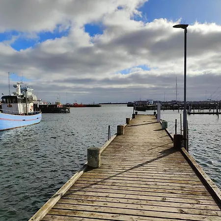 8 Person In Hals-by Traum * Hals