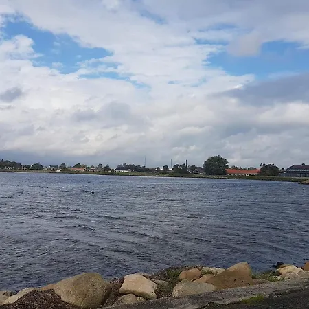 8 Person In Hals-by Traum * Hals