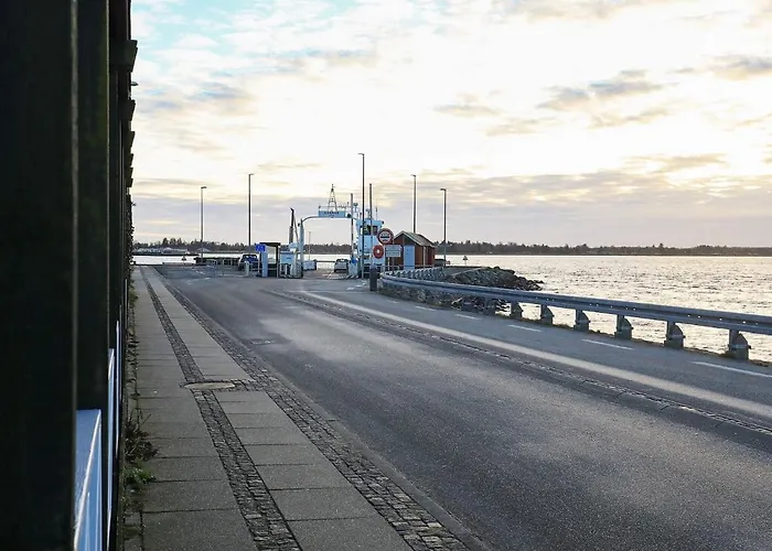 8 Person In Hals-by Traum