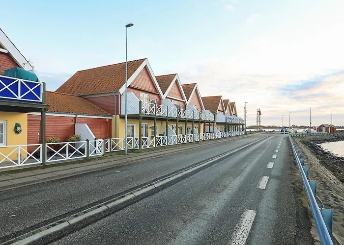 8 Person In Hals-by Traum * Hals